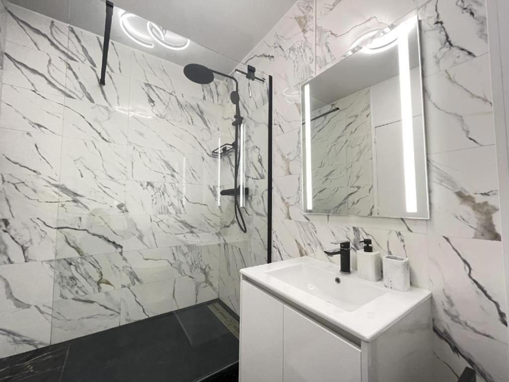 Apartment Le Bary - 10p - 100m2 - Gare - Parking Prive Gratuit Le Mans